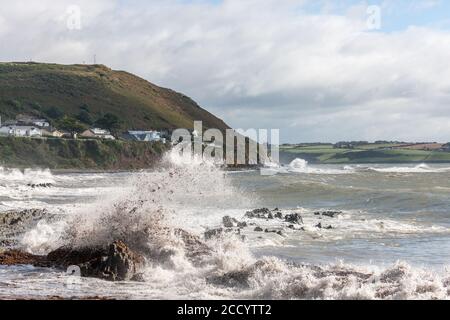 Myrtleville, Cork, Irland. August 2020. Die Wellen stürmen nach dem Sturm Francis, der die Südküste in Myrtleville, Co. Cork, Irland traf, an der Küste ab. - Credit; David Creedon / Alamy Live News Stockfoto