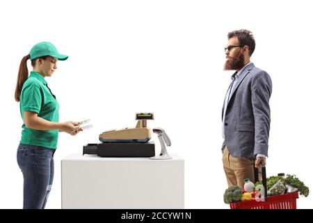 Bärtiger Mann mit einem Einkaufskorb, der bar bezahlt registrieren isoliert auf weißem Hintergrund Stockfoto