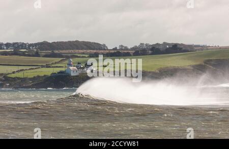 Myrtleville, Cork, Irland. August 2020. Hohe Wellen Rollen in der Nähe des Roches Point Lighthouse nach dem Sturm Francis, der die Südküste Irlands traf. - Credit; David Creedon / Alamy Live News Stockfoto