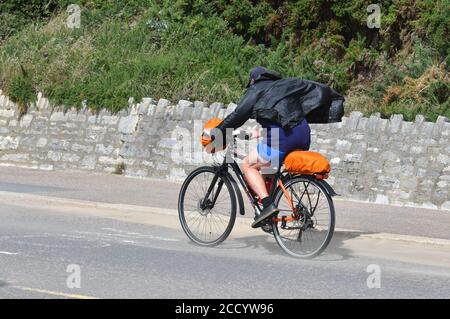 Boscombe, Bournemouth, Dorset, UK, 25. August 2020, Wetter: Orkanwinde an der Südküste Englands von Sturm Francis, dem zweitgenannten Sturm in weniger als einer Woche innerhalb der Sommerferiensaison. Quelle: Paul Biggins/Alamy Live New Stockfoto