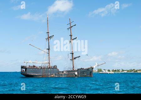 Das alte Hochschiff, das auf der Grand Cayman Insel (Cayman Inseln) vorbeitreibt. Stockfoto