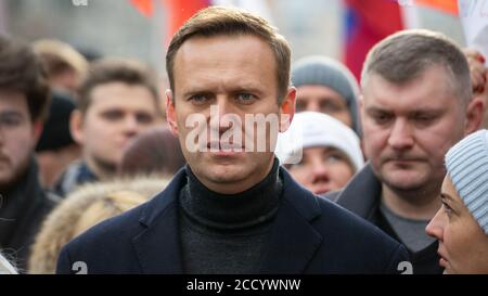 MOSKAU, RUSSLAND - 29. FEBRUAR 2020, Aleksey Nawalny am märz in Erinnerung an Boris Nemzow. Menschen im Hintergrund. Porträt von Navalny. Nahaufnahme Stockfoto