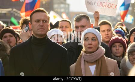 MOSKAU, RUSSLAND - 29. FEBRUAR 2020, Aleksey Navalny und seine Frau Julia Navalnaya auf dem Nemzow-gedächtnismarsch. Russische Flaggen sind auf dem Hintergrund. Stockfoto