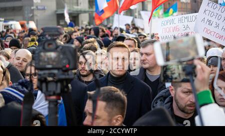 MOSKAU, RUSSLAND - 29. FEBRUAR 2020, Aleksey Nawalny am März in Erinnerung an Boris Nemzow. Journalisten und Menschen um ihn herum Stockfoto