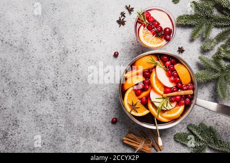 Glühwein mit Kardamom und Sternanis auf grauem Tisch mit Tannenzweigen. Stockfoto