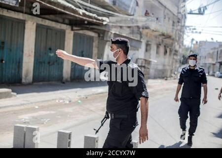 Gaza-Stadt, Der Gazastreifen, Palästina. August 2020. Palästinensische Hamas-Polizisten stoppen Fahrzeuge während einer 48-stündigen Sperre, die nach der Entdeckung der ersten Coronavirus-Fälle im Gazastreifen verhängt wurde, Dienstag, 25. August 2020. Kredit: Mahmoud Issa/Quds Net Nachrichten/ZUMA Wire/Alamy Live Nachrichten Stockfoto