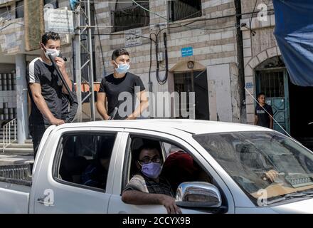 Gaza-Stadt, Der Gazastreifen, Palästina. August 2020. Palästinensische Hamas-Polizisten stoppen Fahrzeuge während einer 48-stündigen Sperre, die nach der Entdeckung der ersten Coronavirus-Fälle im Gazastreifen verhängt wurde, Dienstag, 25. August 2020. Kredit: Mahmoud Issa/Quds Net Nachrichten/ZUMA Wire/Alamy Live Nachrichten Stockfoto