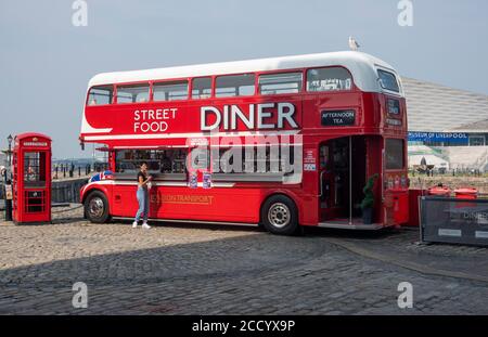 Ein roter Doppeldeckerbus, der in einen Imbusstand umgewandelt wurde Die Docks in Liverpool Stockfoto