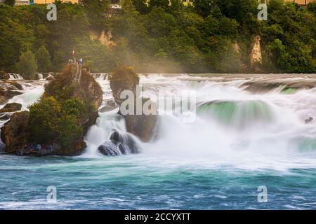 Der Rheinfall (Deutsch: Rheinfall) ist der größte Wasserfall in der Schweiz und in Europa. Die Fälle sind am Hochrhein liegt an der Grenze zwischen Stockfoto