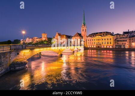 Die Münsterbrücke ist eine Fußgänger- und Straßenbrücke über die Limmat in der Stadt Zürich, Schweiz. Es ist im Schweizer Kulturinventar gelistet Stockfoto