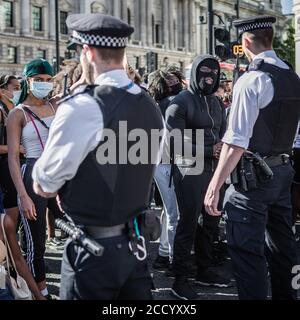 Demonstranten stellen sich während der Pandemie der Met Police in London gegenüber. Der Protest folgte der Ermordung von George Floyd in den Vereinigten Staaten. Stockfoto