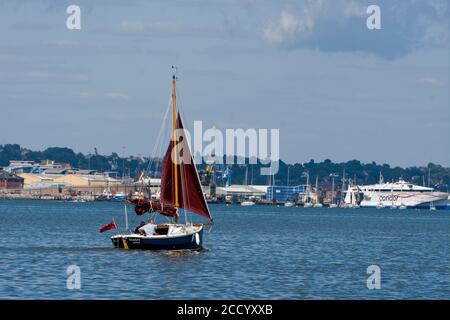 Shrimper Segeln in Poole Hafen in der Nähe der Fähre Terminal Stockfoto