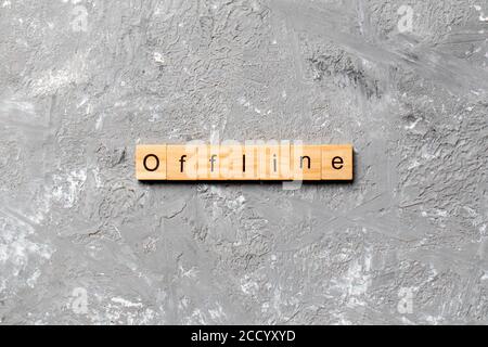 Offline Wort auf Holz Baustein geschrieben. offline Text auf Tisch, Konzept. Stockfoto