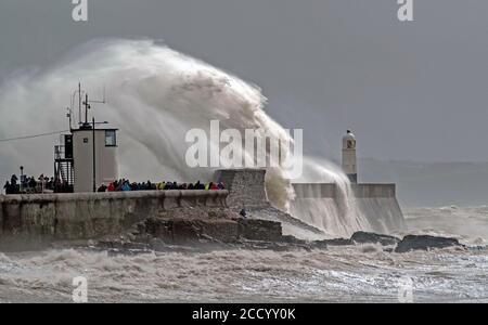 Porthcawl, South Wales, Großbritannien. August 2020. Menschenmassen versammeln sich, um die riesigen Wellen über die Hafenmauer und den Leuchtturm von Porthcawl in Südwales zu beobachten, während sich Sturm Francis auf Großbritannien entfesselt. Quelle: Phil Rees/Alamy Live News Stockfoto