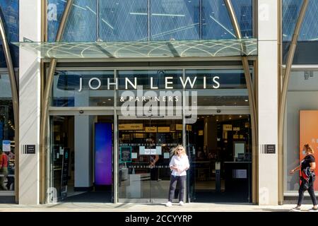 Rund um Cheltenham, eine große Stadt in Gloucestershire. Der John Lewis Store in der High Street. Stockfoto