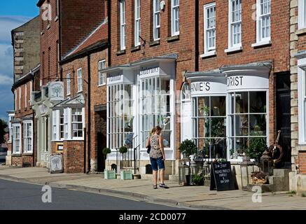 Frau Schaufensterbummel auf der Bridge Street, Tadcaster, North Yorkshire, England Großbritannien Stockfoto