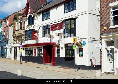 The Beastfair Vaults, ein Pub in Pontefract, und der Turm der St. Giles' Church, West Yorkshire, England Stockfoto