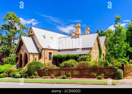 Adelaide Hills, South Australia - 9. Februar 2020: Ehemalige Polizeiwache und Gerichtsgebäude in Clarendon an einem hellen Tag von der Straße aus gesehen Stockfoto