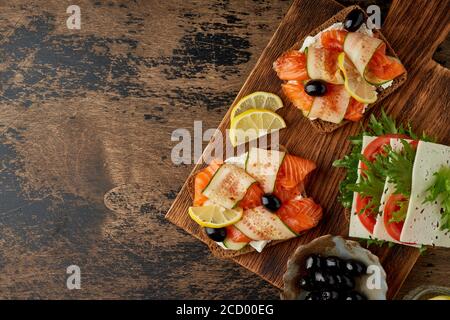 Smorrebrod: Traditionelle dänische Sandwiches. Schwarzbrot Roggen mit Lachs Stockfoto