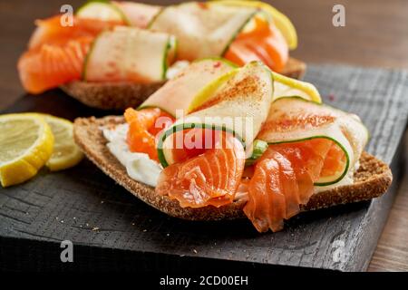 Smorrebrod: Traditionelle dänische Sandwiches. Schwarzes Roggenbrot mit Lachs, Frischkäse Stockfoto