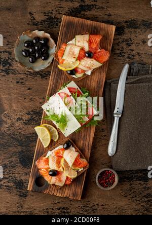 Smorrebrod: Traditionelle dänische Sandwiches. Schwarzbrot Roggen mit Lachs Stockfoto