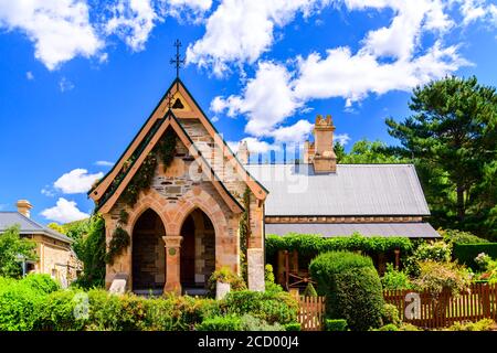 Adelaide Hills, South Australia - 9. Februar 2020: Ehemalige Polizeiwache und Gerichtsgebäude in Clarendon an einem hellen Tag von der Straße aus gesehen Stockfoto