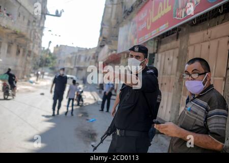 Gaza-Stadt, Der Gazastreifen, Palästina. August 2020. Palästinensische Hamas-Polizisten stoppen Fahrzeuge während einer 48-stündigen Sperre, die nach der Entdeckung der ersten Coronavirus-Fälle im Gazastreifen verhängt wurde, Dienstag, 25. August 2020. Kredit: Mahmoud Issa/Quds Net Nachrichten/ZUMA Wire/Alamy Live Nachrichten Stockfoto