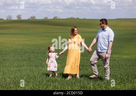 Familie hält die Hände auf dem Feld. Glückliche Familie Stockfoto