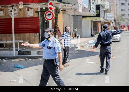 Gaza-Stadt, Der Gazastreifen, Palästina. August 2020. Palästinensische Hamas-Polizisten stoppen Fahrzeuge während einer 48-stündigen Sperre, die nach der Entdeckung der ersten Coronavirus-Fälle im Gazastreifen verhängt wurde, Dienstag, 25. August 2020. Kredit: Mahmoud Issa/Quds Net Nachrichten/ZUMA Wire/Alamy Live Nachrichten Stockfoto