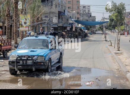Gaza-Stadt, Der Gazastreifen, Palästina. August 2020. Palästinensische Hamas-Polizisten stoppen Fahrzeuge während einer 48-stündigen Sperre, die nach der Entdeckung der ersten Coronavirus-Fälle im Gazastreifen verhängt wurde, Dienstag, 25. August 2020. Kredit: Mahmoud Issa/Quds Net Nachrichten/ZUMA Wire/Alamy Live Nachrichten Stockfoto