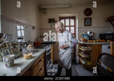 Rentner bereitet Abendessen in ihrer Küche, Wales, Großbritannien Stockfoto