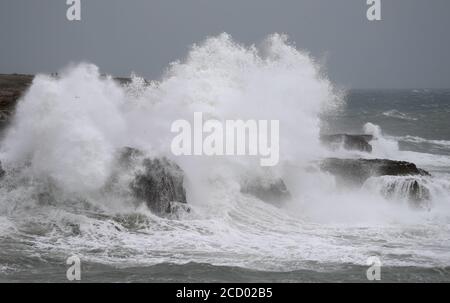 Wellen schlagen gegen die Küstenlinie bei Portland Bill in Dorset. Stockfoto