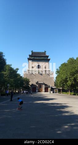 (200825) -- PEKING, 25. August 2020 (Xinhua) -- Foto aufgenommen mit einem Handy zeigt den Glockenturm in Peking, Hauptstadt von China, 24. August 2020. (Xinhua/Li Bin) Stockfoto