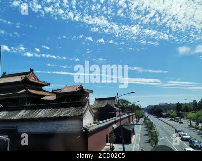 (200825) -- PEKING, 25. August 2020 (Xinhua) -- Foto aufgenommen mit einem Handy zeigt einen Blick in der Nähe des Lama-Tempels in Peking, Hauptstadt von China, 24. August 2020. (Xinhua/Chen Xu) Stockfoto