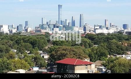 (200825) -- PEKING, 25. August 2020 (Xinhua) -- Foto aufgenommen mit einem Handy zeigt einen Blick auf den Central Business District (CBD) in Peking, Hauptstadt von China, 24. August 2020. (Xinhua/Li Bin) Stockfoto