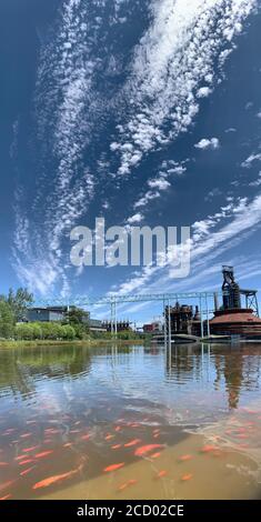 (200825) -- PEKING, 25. August 2020 (Xinhua) -- Foto aufgenommen mit einem Handy zeigt Wolken über dem Shougang Industrial Park in Peking, Hauptstadt von China, 24. August 2020. (Xinhua/Yin Dongxun) Stockfoto