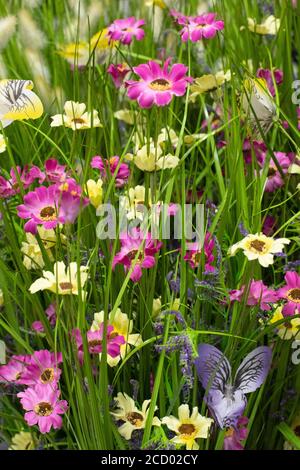 Künstliche Blumenarrangement, Heimdekor. Wilde Wildblumen in Schmetterlingen aus handgefertigten Textilien. Vertikale Foto Hintergrund Hintergrund für Design Stockfoto