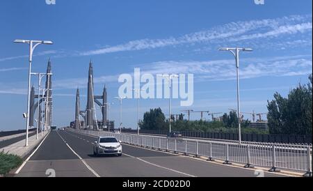 (200825) -- PEKING, 25. August 2020 (Xinhua) -- Foto aufgenommen mit einem Handy zeigt eine Ansicht der Nanhuan Brücke im Changping Bezirk von Peking, Hauptstadt von China, 24. August 2020. (Xinhua/Cai Yang) Stockfoto