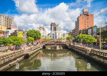 21. August 2020: Landschaft von zwölf Sternzeichen Brücke über den Tianliao Fluss in Keelung, Taiwan. Der Fluss ist ein 3.5 Kilometer langer Kanal, der von Liu Ming gebaut wurde Stockfoto