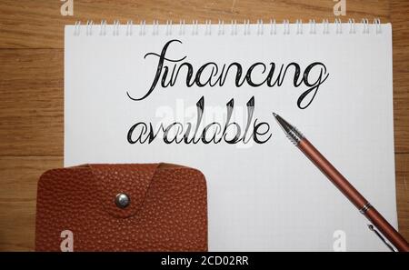 Finanzierung verfügbare Wörter auf Seite, Brieftasche, Stift. Business Startup-Konzept Stockfoto