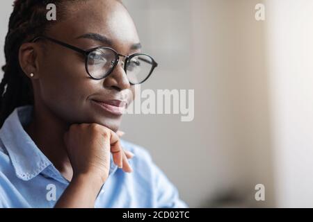 Nahaufnahme Porträt der nachdenklichen schwarzen Unternehmerin in Brillen suchen Beiseite Stockfoto