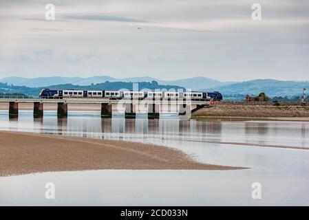 Der Zug Lancaster nach Barrow-in Furness über das Viadukt, Arnside, Cumbria, Großbritannien Stockfoto