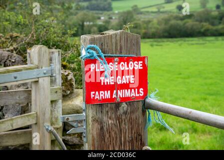 Bitte schließen Sie das Gate Farm Animals Schild auf einem Fußweg, Silverdale, Carnforth, Lancashire, UK. Stockfoto