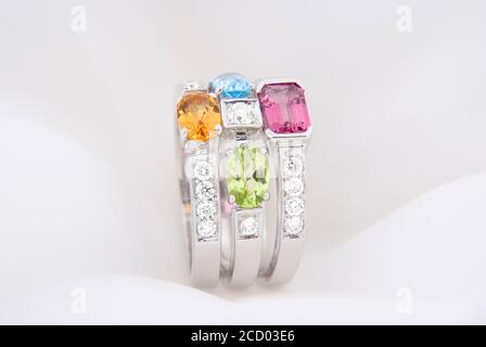 Ring Aus Weißgold Mit Blauem Topas, Rosa Turmalin, Citrin Peridot Und Diamanten Stockfoto