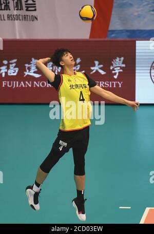 Qinhuangdao, Chinas Provinz Hebei. August 2020. Wang Dongchen von der Pekinger Mannschaft serviert den Ball während der Gruppe F Spiel zwischen Peking und Fujian bei der 2019/2020 chinesischen Männer Volleyball Liga in Qinhuangdao, Nordchina Hebei Provinz, 25. August 2020. Quelle: Zhu Xudong/Xinhua/Alamy Live News Stockfoto