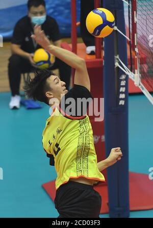 Qinhuangdao, Chinas Provinz Hebei. August 2020. Wang Dongchen von Pekinger Team Spikes während der Gruppe F Spiel zwischen Peking und Fujian bei der 2019/2020 chinesischen Männer Volleyball Liga in Qinhuangdao, Nordchina Hebei Provinz, 25. August 2020. Quelle: Zhu Xudong/Xinhua/Alamy Live News Stockfoto