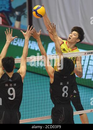 Qinhuangdao, Chinas Provinz Hebei. August 2020. Liu Libin (R) von Pekinger Team Spikes während der Gruppe F Spiel zwischen Peking und Fujian bei der chinesischen Männer Volleyball Liga 2019/2020 in Qinhuangdao, Nordchina Hebei Provinz, 25. August 2020. Quelle: Zhu Xudong/Xinhua/Alamy Live News Stockfoto