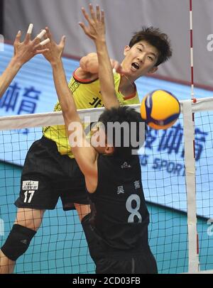 Qinhuangdao, Chinas Provinz Hebei. August 2020. Liu Libin (oben) von Pekinger Team Spikes während der Gruppe F Spiel zwischen Peking und Fujian bei der 2019/2020 chinesischen Männer Volleyball Liga in Qinhuangdao, Nordchina Hebei Provinz, 25. August 2020. Quelle: Zhu Xudong/Xinhua/Alamy Live News Stockfoto