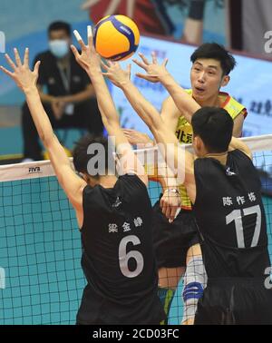 Qinhuangdao, Chinas Provinz Hebei. August 2020. Jiang Chuan (1. R) von Pekinger Team spikes während der Gruppe F Spiel zwischen Peking und Fujian bei der 2019/2020 chinesischen Männer Volleyball Liga in Qinhuangdao, Nordchina Hebei Provinz, 25. August 2020. Quelle: Zhu Xudong/Xinhua/Alamy Live News Stockfoto