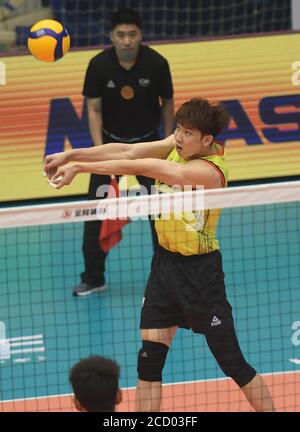Qinhuangdao, Chinas Provinz Hebei. August 2020. Liu Libin von Pekinger Team gräbt den Ball während der Gruppe F Spiel zwischen Peking und Fujian bei der 2019/2020 chinesischen Männer Volleyball Liga in Qinhuangdao, Nordchina Hebei Provinz, 25. August 2020. Quelle: Zhu Xudong/Xinhua/Alamy Live News Stockfoto